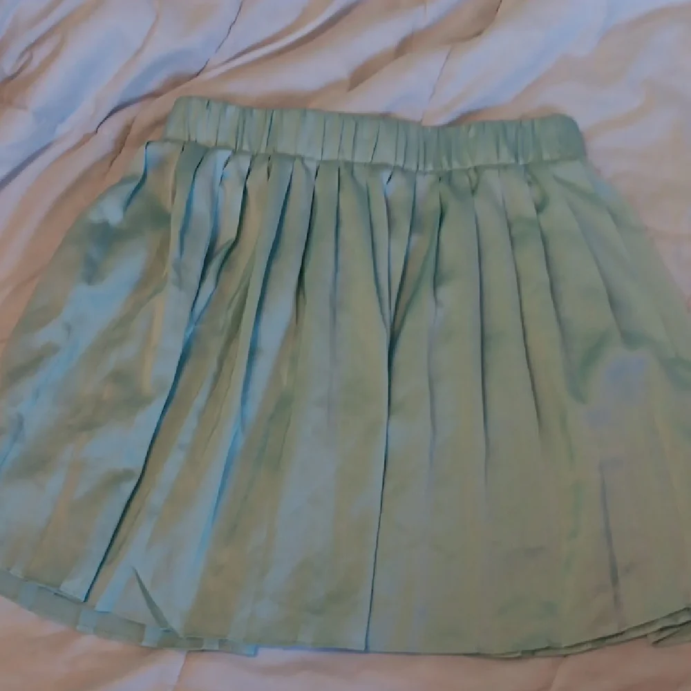 La Hearts Green Asymmetrical Pleated Skater Mini - Picture 6 of 8